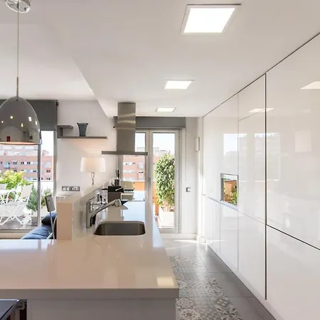 Glorious Sunny Penthouse Near The Apartment