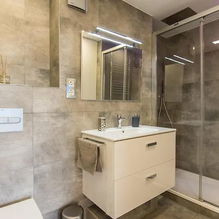 Apartment Glorious Sunny Penthouse Near The Barcelona