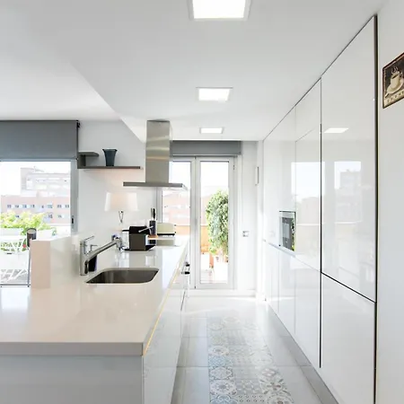 Apartment Glorious Sunny Penthouse Near The Barcelona